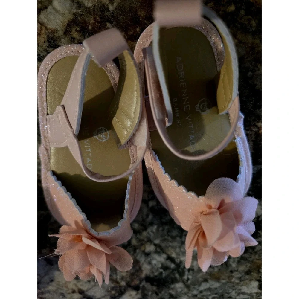 Lot of 2 baby girl shoes.sandal mocosin. Light pink size 2